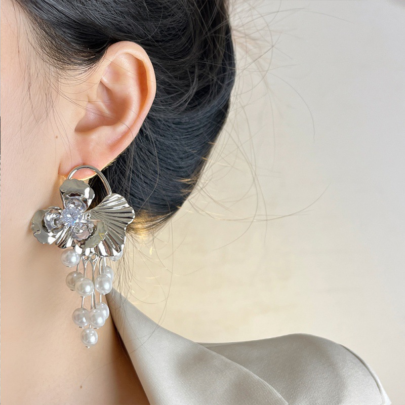 Retro fashionable elegant universal earrings pearl