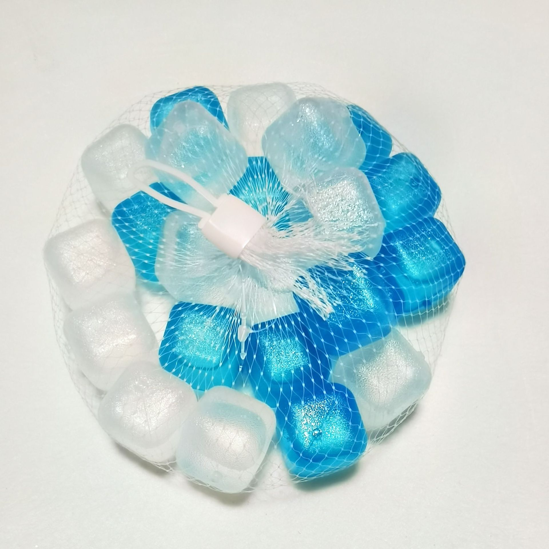 Envío gratis de 24 cubitos de hielo reutilizables, cubitos de hielo de plástico azules y blancos para bebidas, lavables y de calidad alimentaria.