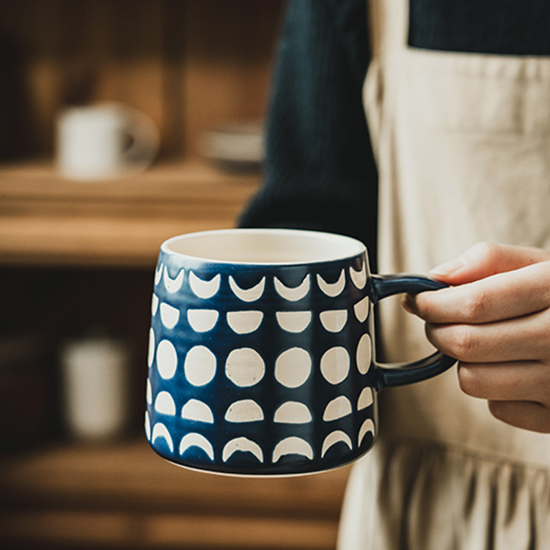 Taza creativa retro Taza de cerámica azul pintada a mano Taza de agua doméstica al por mayor Taza de café grande Taza de agua de dormitorio