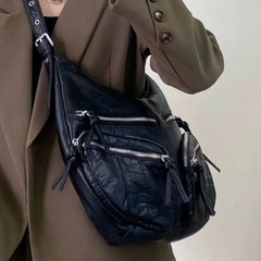 Retro large-capacity soft black leather multi-pocket motorcycle bag for women, simple and versatile unidirectional shoulder and crossbody bag Y2K courier bag