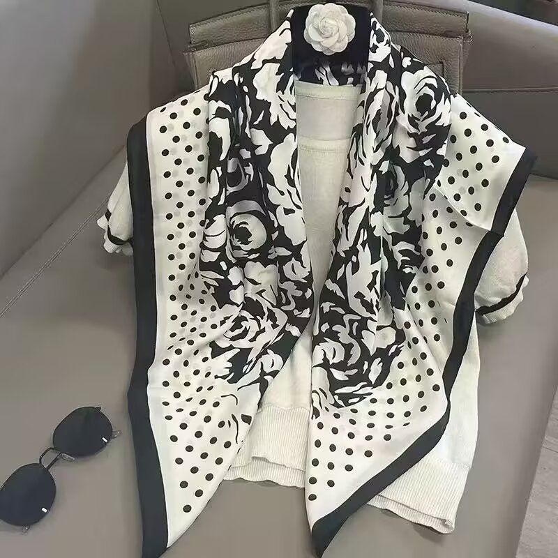 Lenço quadrado grande de mulher com estampado de rosas e bolas_voghion.com