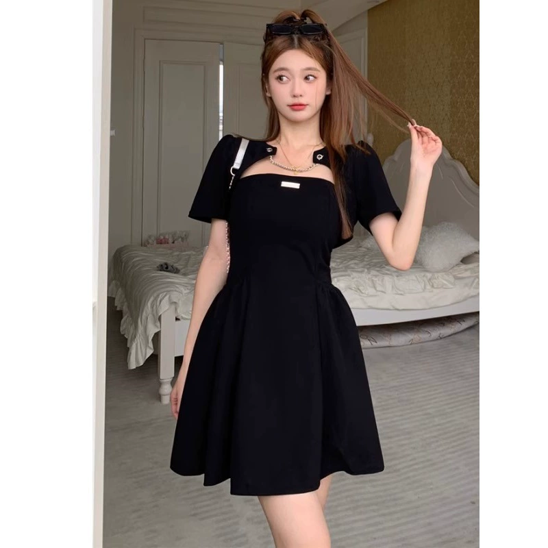 Летнее маленькое черное платье для слегка полной девочки скрывает ее живот и скрывает ее плоть. Короткая юбка в стиле богини сочетается с юбкой-костюмом из двух частей.