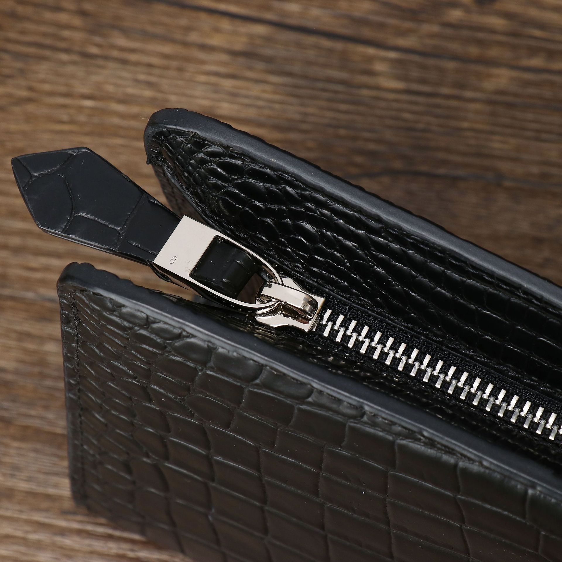 Ví da nam cao cấp họa tiết vảy cá sấu, kiểu clutch cầm tay đa năng, dung tích lớn chi tiết 4
