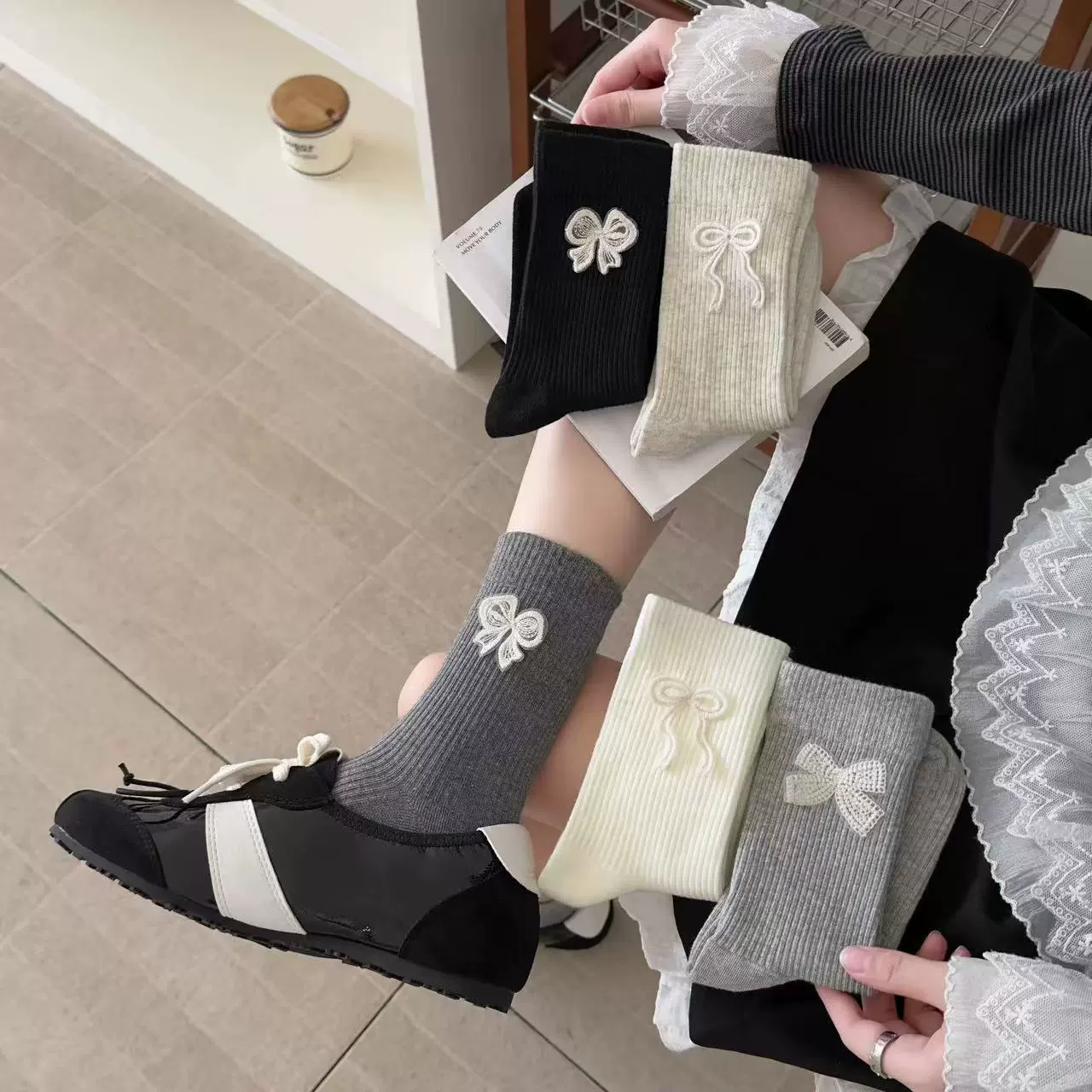 Lace cotton knee socks with bow, mid-length