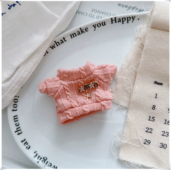 Cable sweater pink 10 cm + JA pin