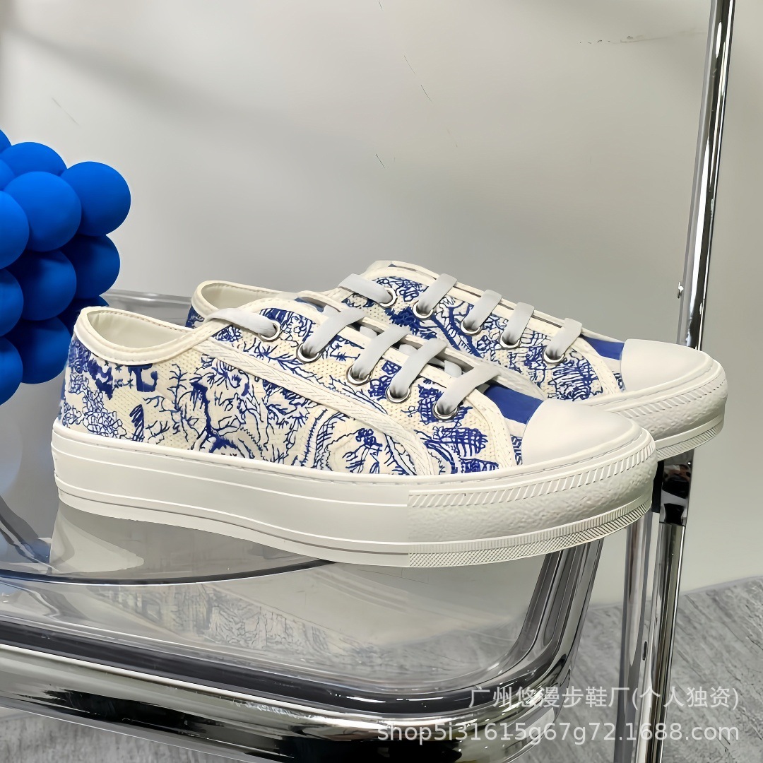 Zapatillas de lona retro con bordado de la marca D, novedad 2026, zapatillas casuales de moda, versátiles, para parejas, con suela gruesa, blancas.