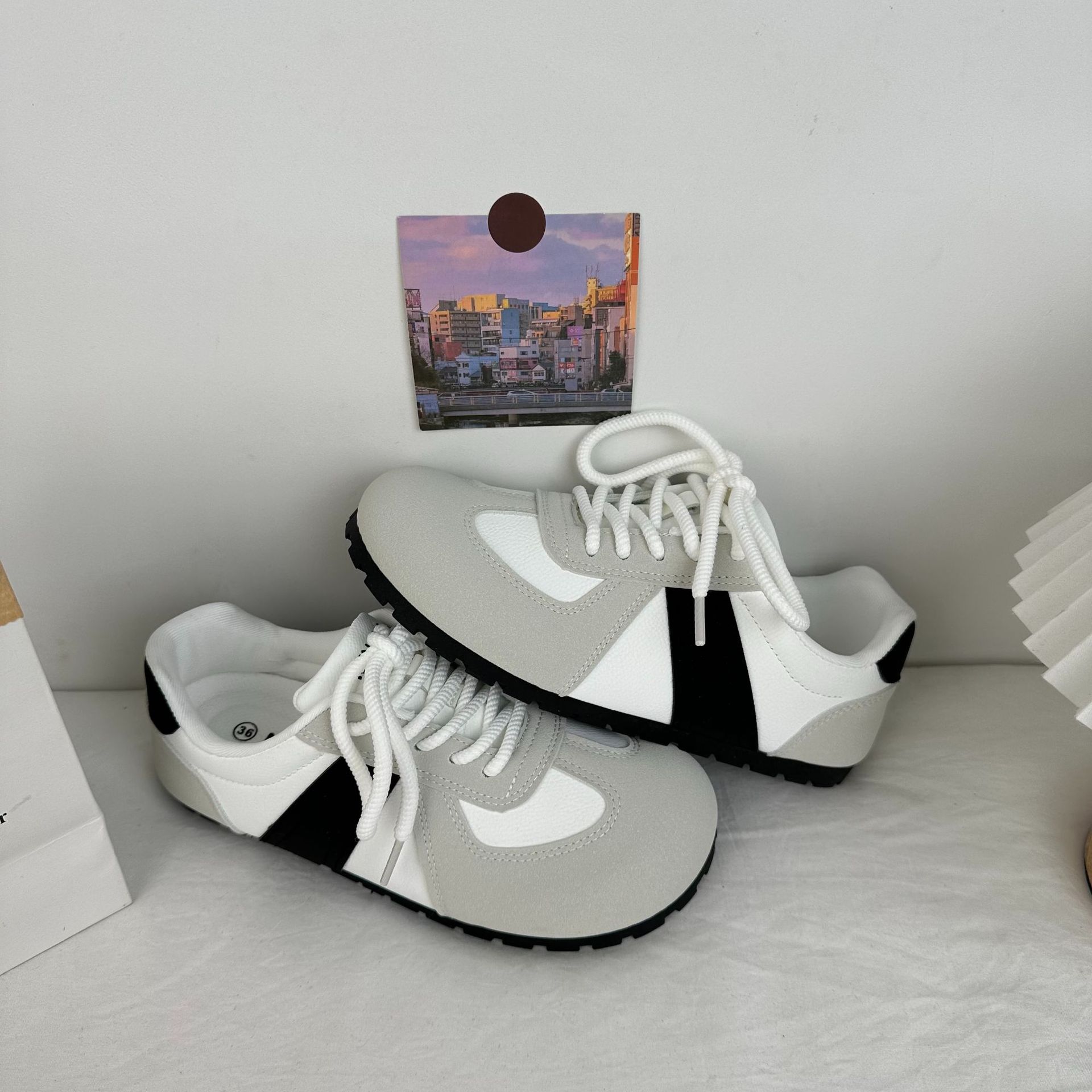 Casual Retro Commuter 2025 nuevo estilo de primavera y verano ligero de suela delgada deportes todo fósforo más terciopelo de suela plana hojaldre zapatos de entrenamiento alemán para mujer