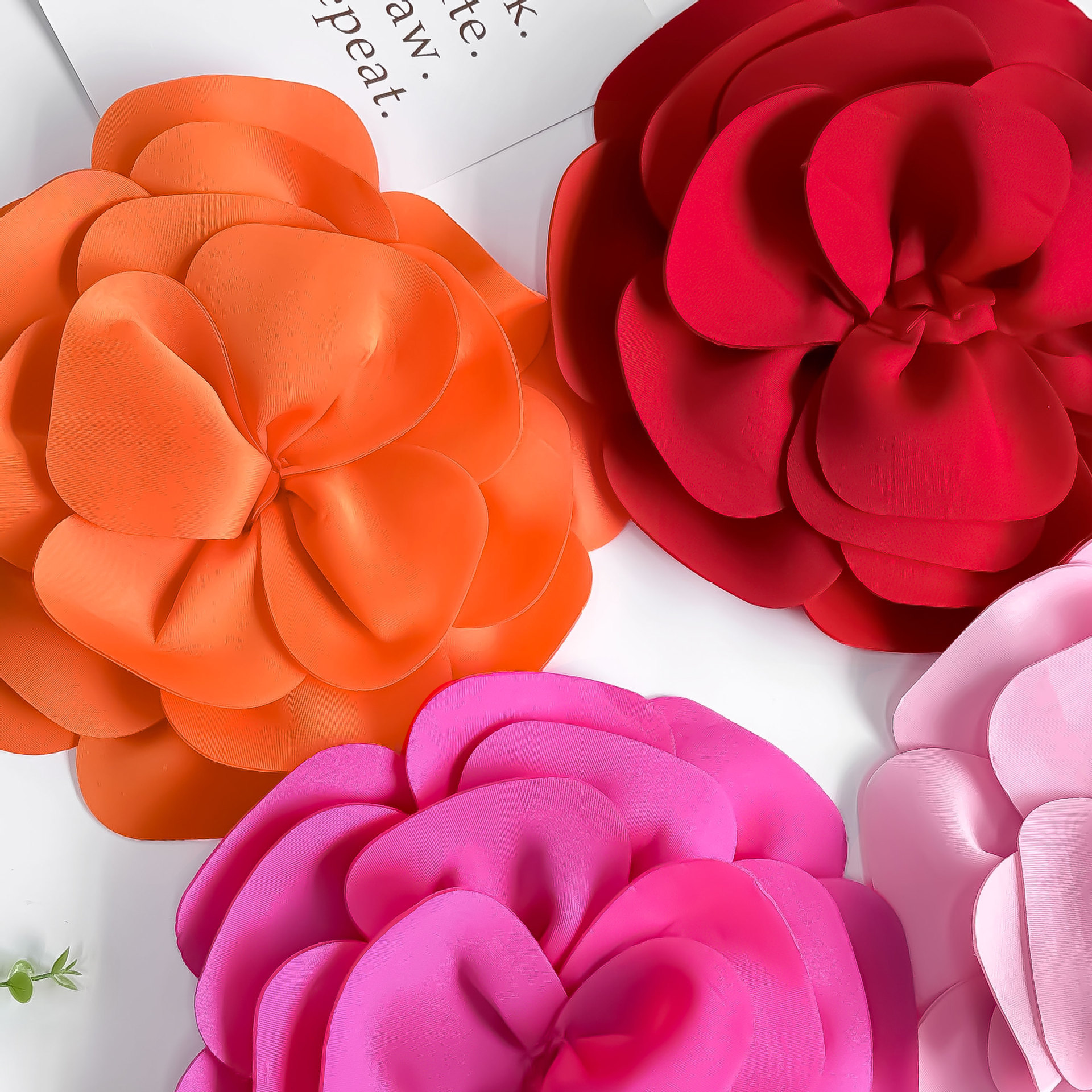 Nuevo corsage de flores tridimensional versátil en tela, accesorios para vestidos de novia, disfraces de espectáculo, trajes de baile y decoraciones cosidas a mano.