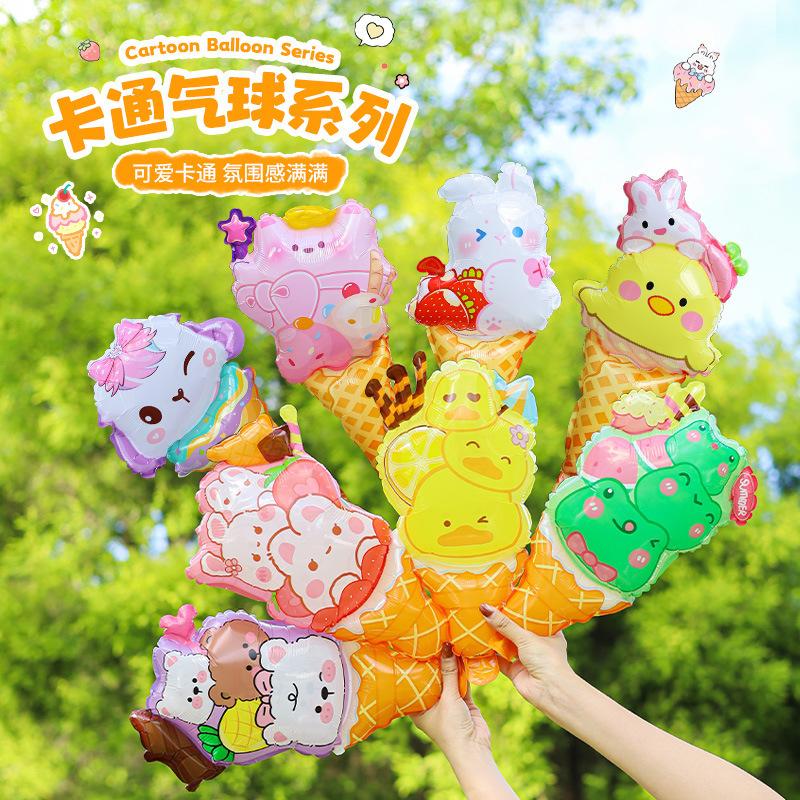 かわいい漫画のアイスクリームの形をした大きな手持ちパーカッションスティック、小さなギフト、子供の誕生日漫画の風船|undefined