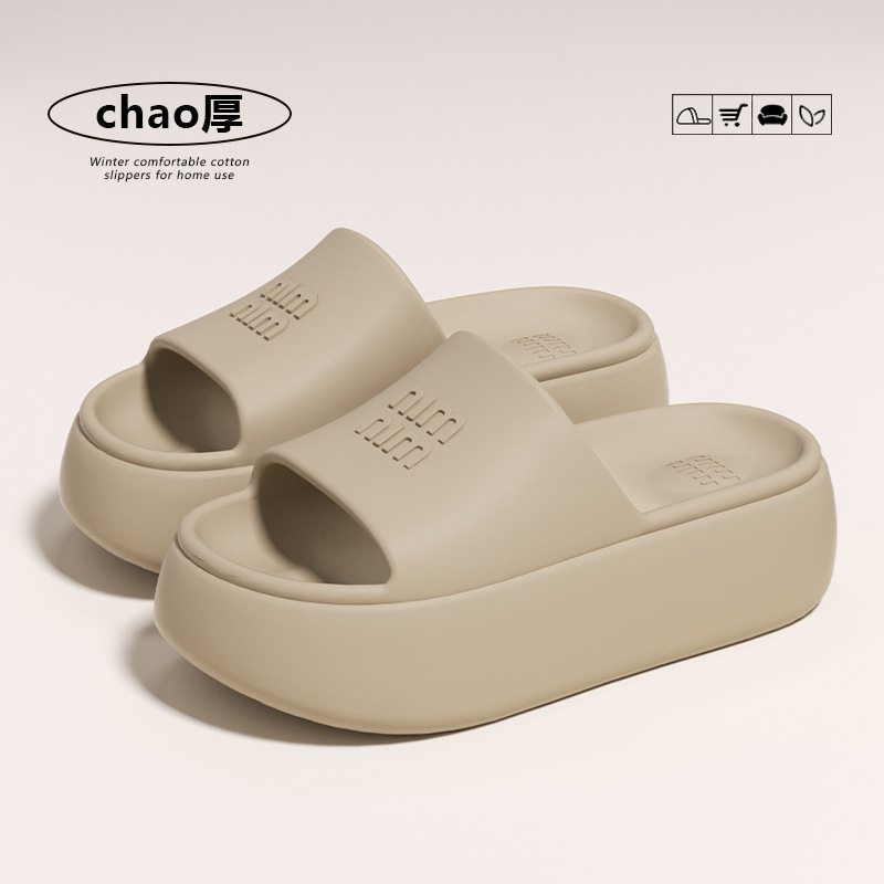 Zapatillas de fondo grueso para damas verano nuevo interior antideslizante sensación de pisar mierda puede usar pareja sandalias mujeres