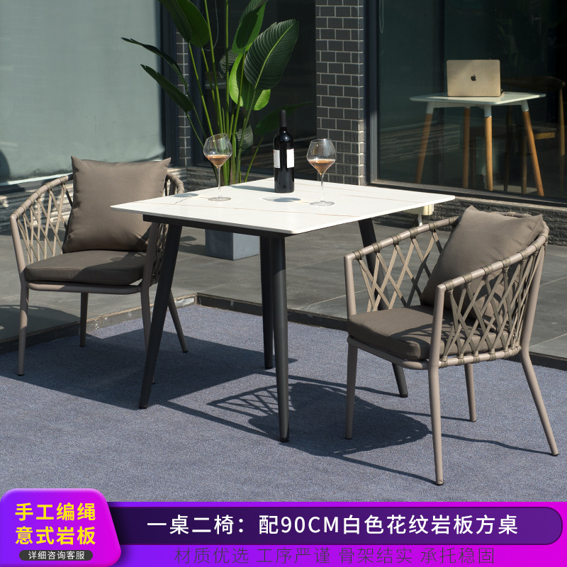 Conjunto de mesa y sillas para exteriores, mesa y sillas de comedor de ratán para patio de villa, conjunto de tres piezas de silla de ratán para balcón nórdico, muebles sencillos, material de ratán.