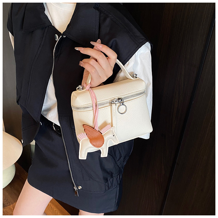 This year's popular simple hand-held small bag for women, the 2025 new women's single-shoulder bag, is elegant and fashionable, a crossbody small bag undefined