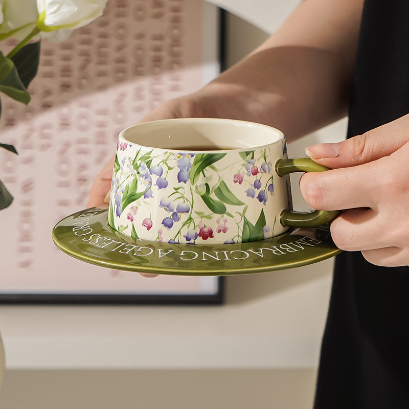 Taza de café y juego de platillos, té de la tarde floral, taza de cerámica de alto valor, regalo de mano, pintura al óleo estilo ins, mujer retro