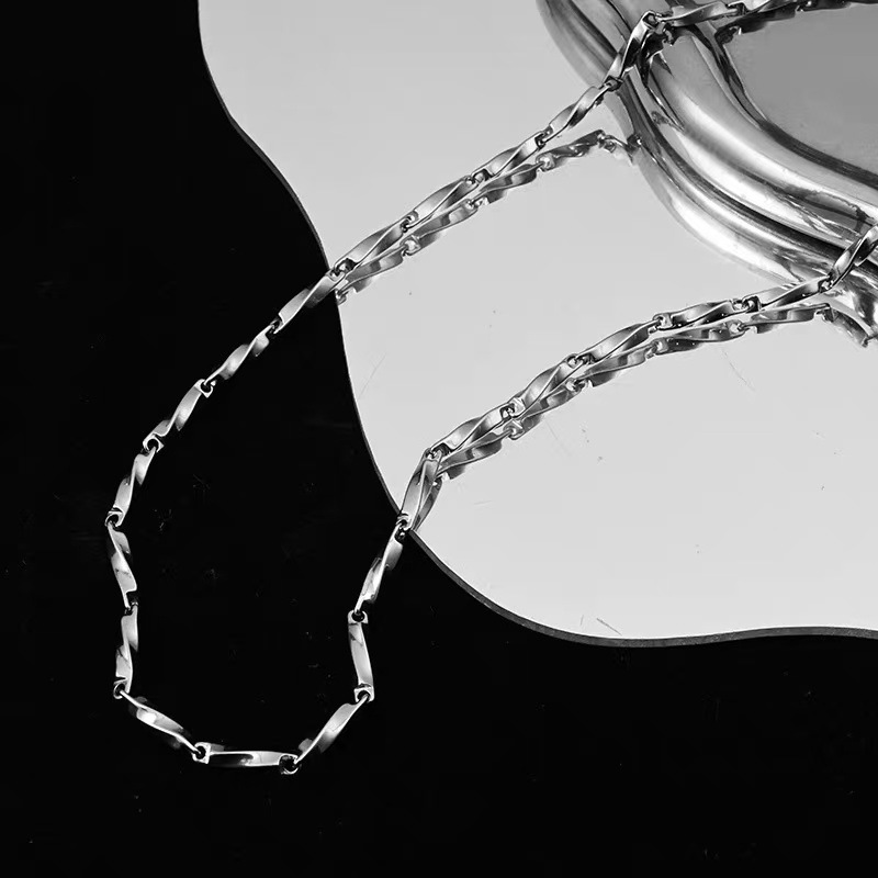Collier mobius en titane pour homme bijou minimaliste tendance_voghion.com