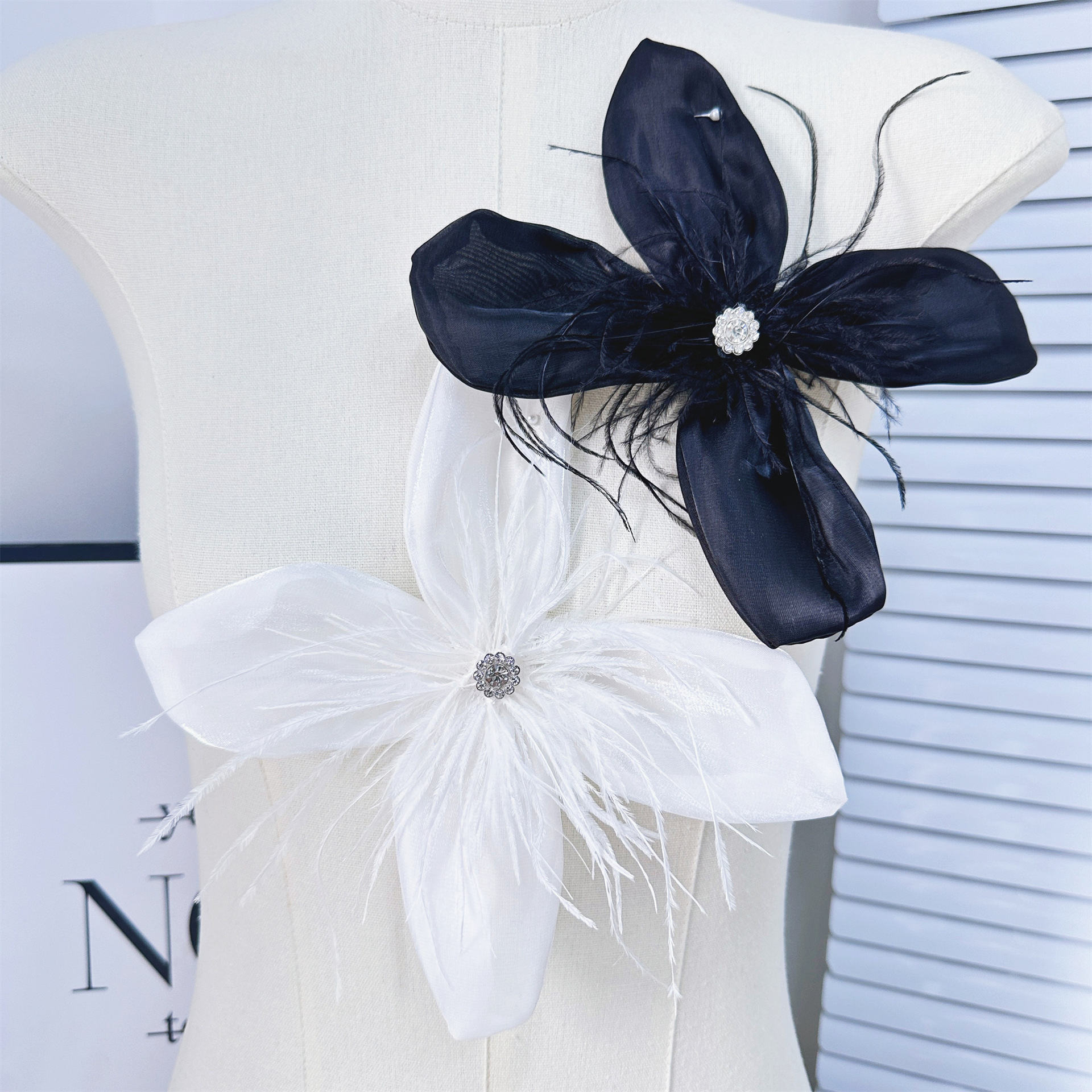 Pequeño viento fragante flor de satén blanco y negro más pin plumas de perla tela decorativa estereoscópica DIY accesorios de ropa image 2