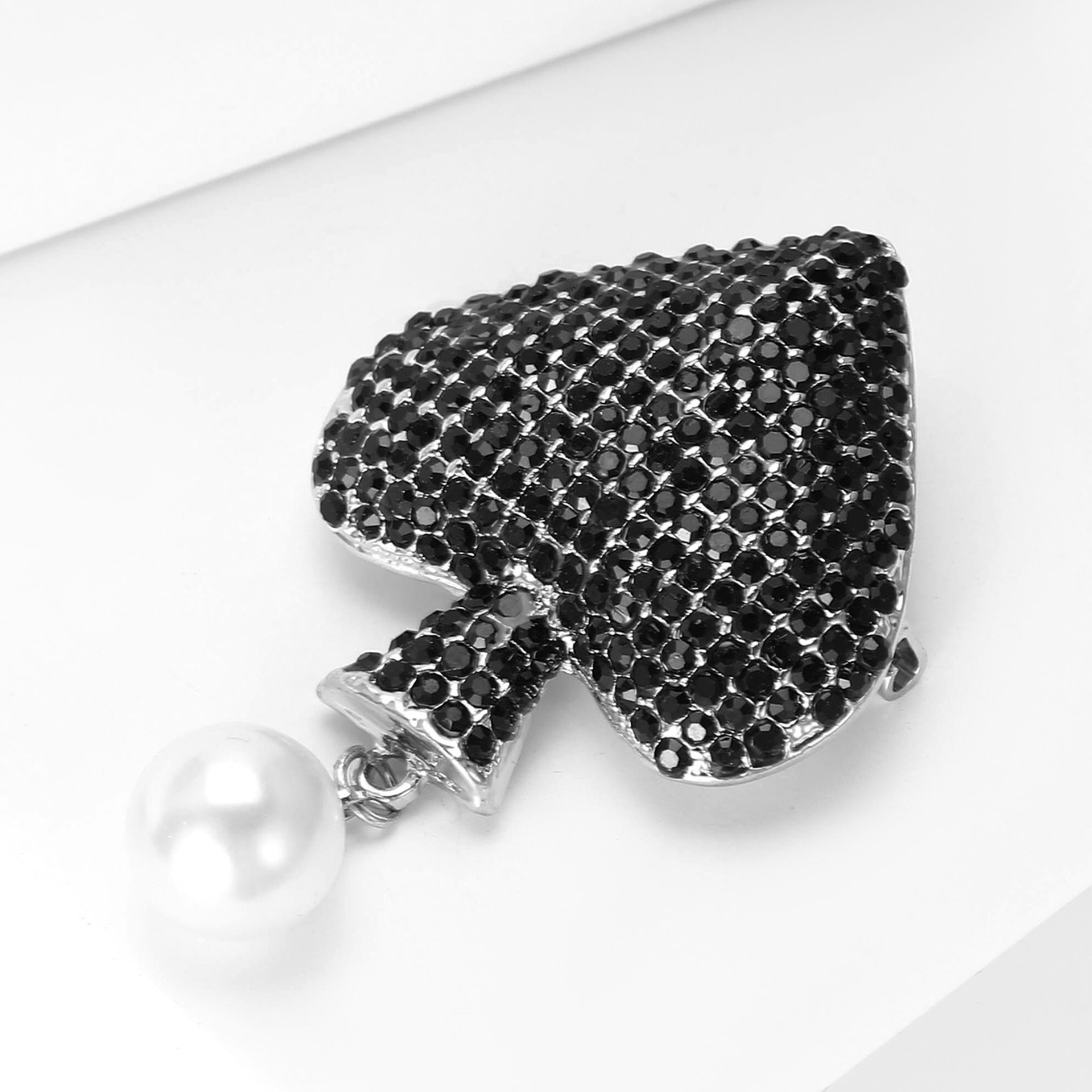 Spilla elegante da donna con perle e cristalli design floreale_voghion.com