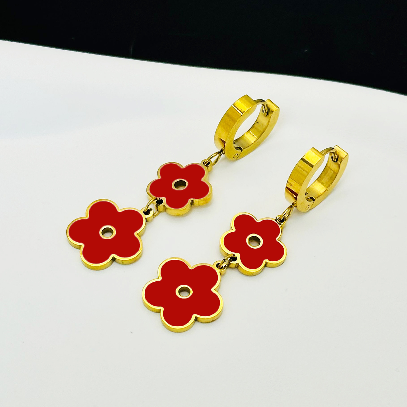 Creativo de cinco flores estilo retro europeo y americano temperamento versátil simple personalidad cuatro hojas colgantes aretes de joyas de acero
