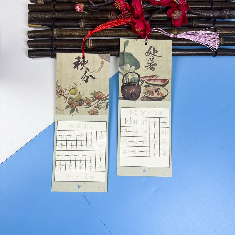 本香クラスの作品展示壁には小学生の硬筆書道紙が貼られています。|undefined