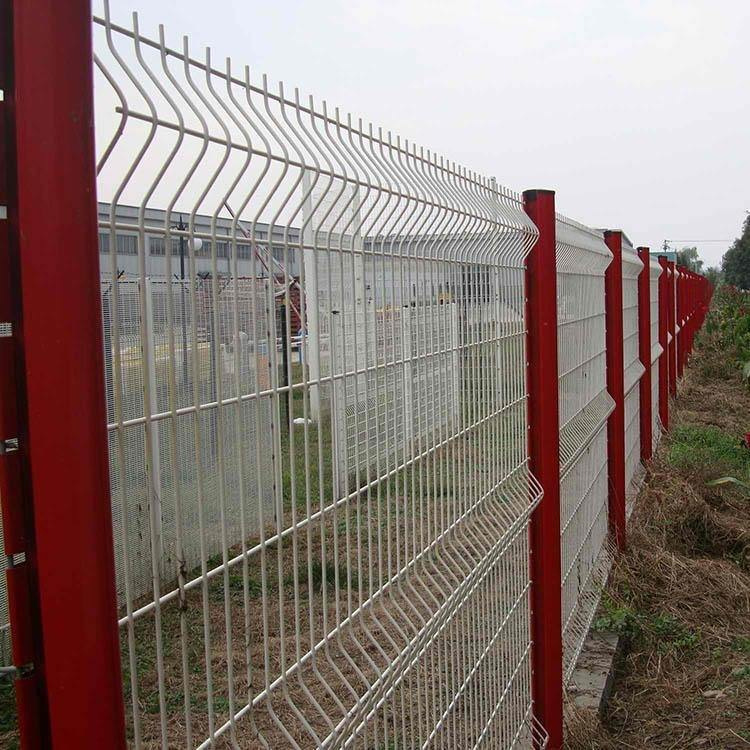 三角折弯护栏网道路桃型柱隔离钢丝网景区园林停车场防护围栏