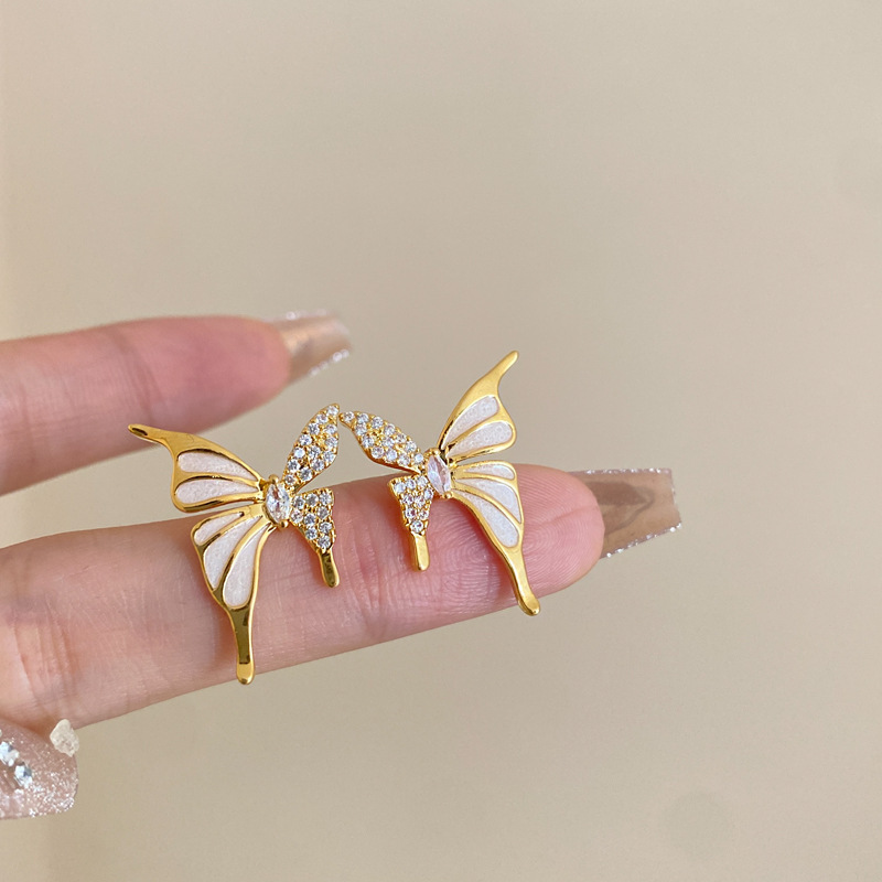 Fashionable elegant golden minimalistic design earrings
