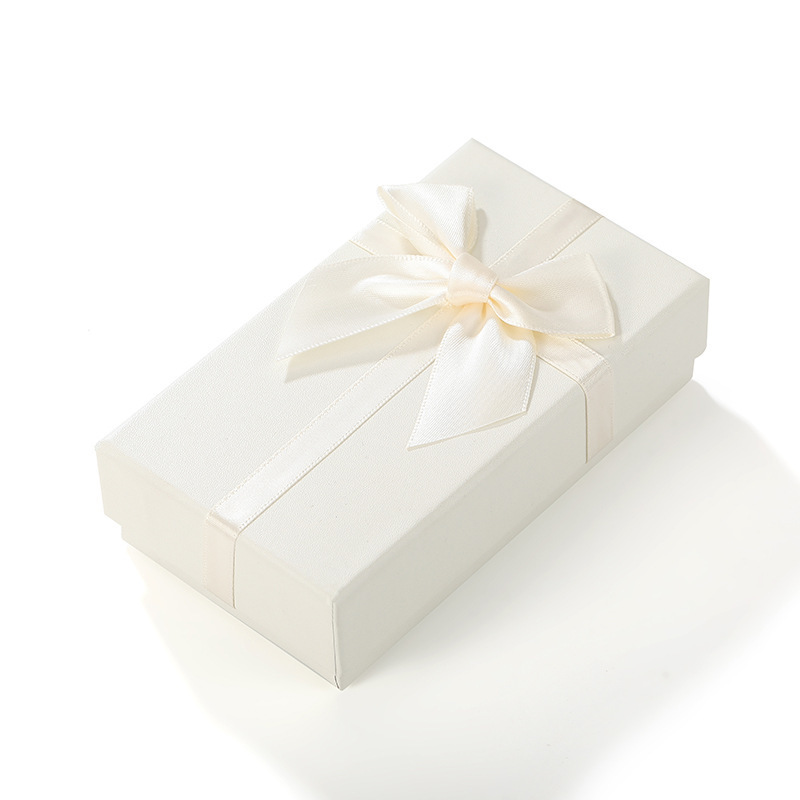 リボンの正方形のギフトボックスはクリスマスのプレゼントの包装箱を持っています。|undefined