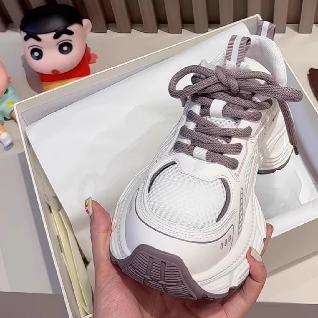 Explosión de verano ultra ligero mostrando pies pequeños zapatos de padre grueso para mujeres 2025 nuevos productos de malla transpirable zapatos deportivos cómodos para mujeres