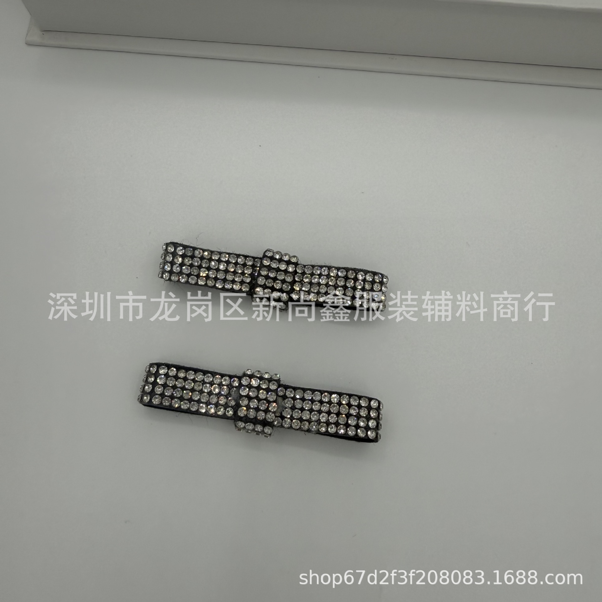 검정색 배경에 흰색 다이아몬드 4줄, 각각 약 6*1CM