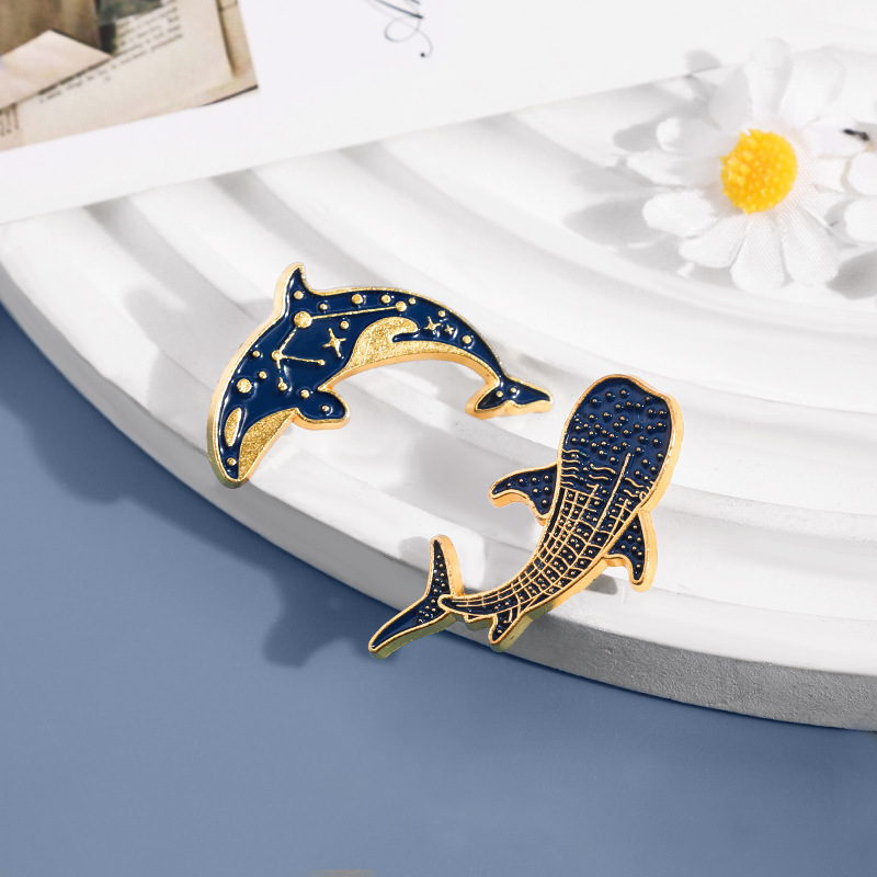 Broche en alliage représentant une baleine et un dauphin, un animal de dessin animé créatif, avec un badge et des accessoires mignons et originaux. Disponible en gros._voghion.com