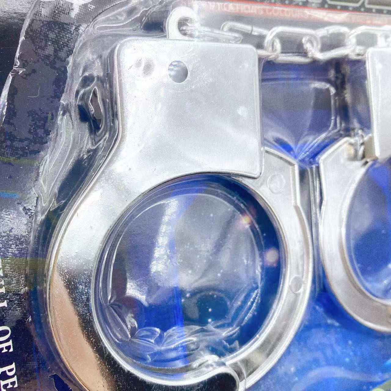 Juguetes para niños esposas de plástico plateado accesorios caseros simulación modelo de juego de rol juguetes al por mayor 2 yuanes