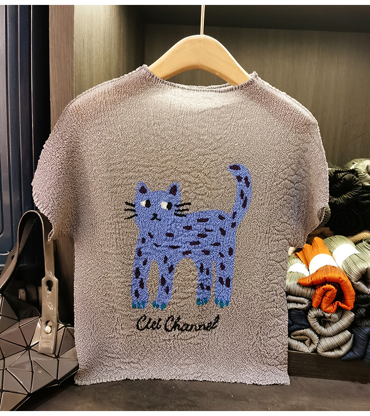 Áo thun nữ cổ tròn xếp ly nhẹ mỏng họa tiết mèo hoạt hình jacquard — đen, Màu trắng nhạt, màu xám chi tiết 10
