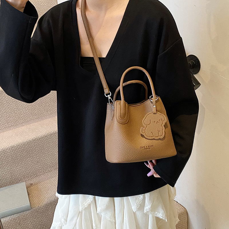 Bolso de patrón de lichi de alta gama para damas 2025 verano nuevo bolso de mensajero popular de todo fósforo bolso de cubo portátil de moda