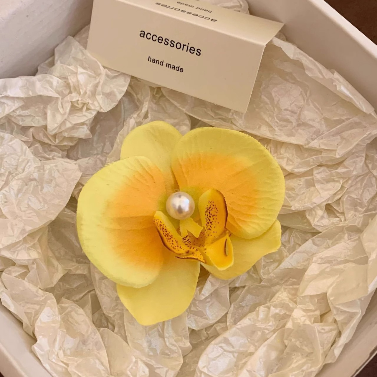 Puramente deseoso de viento colorido primavera orquídea mariposa broca de flores laterales flores simuladas tocado de flores al por mayor acrobacias para el pelo de viajes al mar