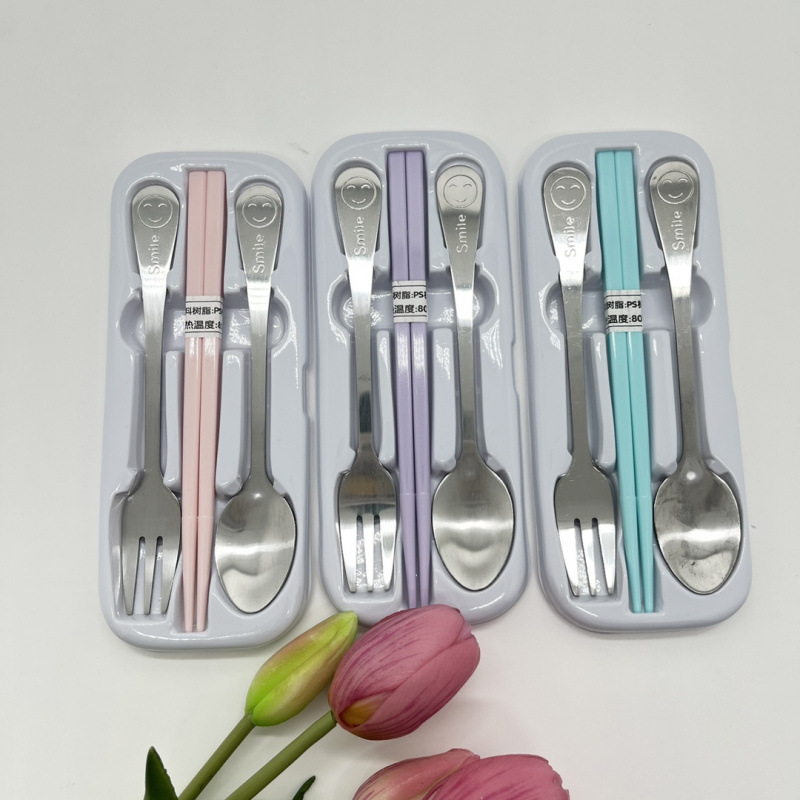 Caja de dibujos animados cubiertos de tres piezas set de alto valor visual para estudiantes de la escuela primaria Kulomi cucharas portátiles de acero inoxidable tenedores palillos