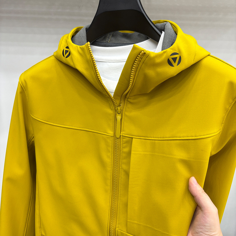 Autumn and Winter Outdoor Windproof, Warm, Breathable and Velvet Jacket Hooded Soft Shell Jacket Men's Fashionable Classy Sports and Leisure Jacket