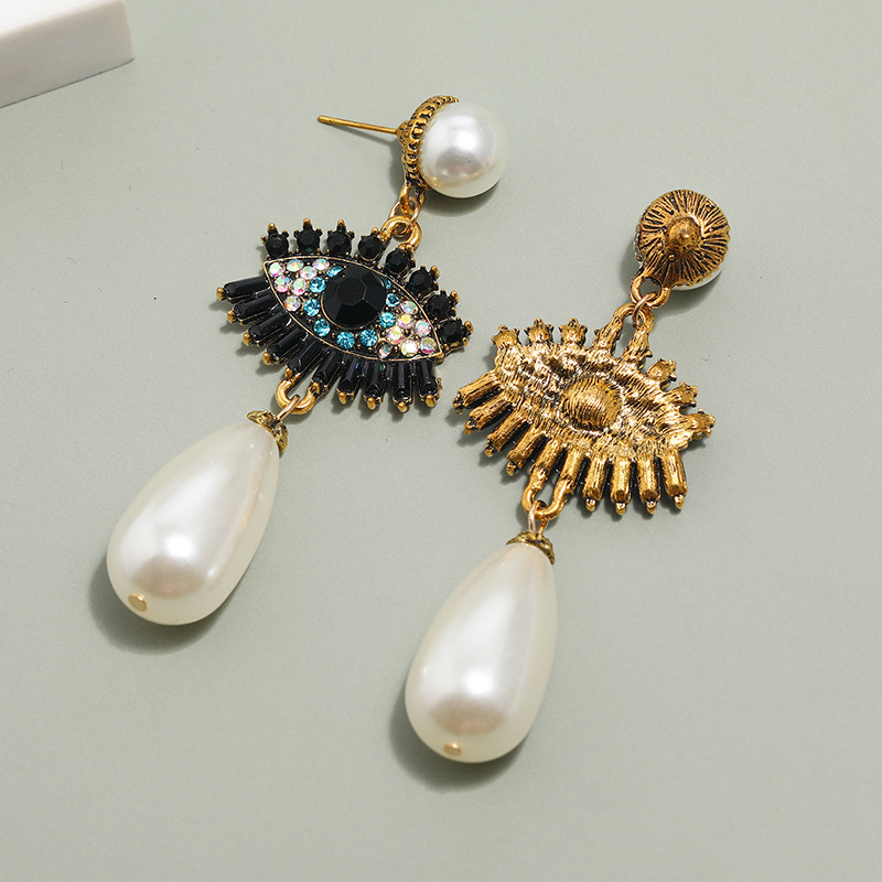 European And American Fashion Retro Bohemian Exaggerated Pearl Earrings Special Simple Creative Exaggerated Eyes Long Earrings display picture 4