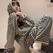 高级设计条纹珊瑚绒连帽睡衣女冬季新款毛绒加厚可外穿家居服套装