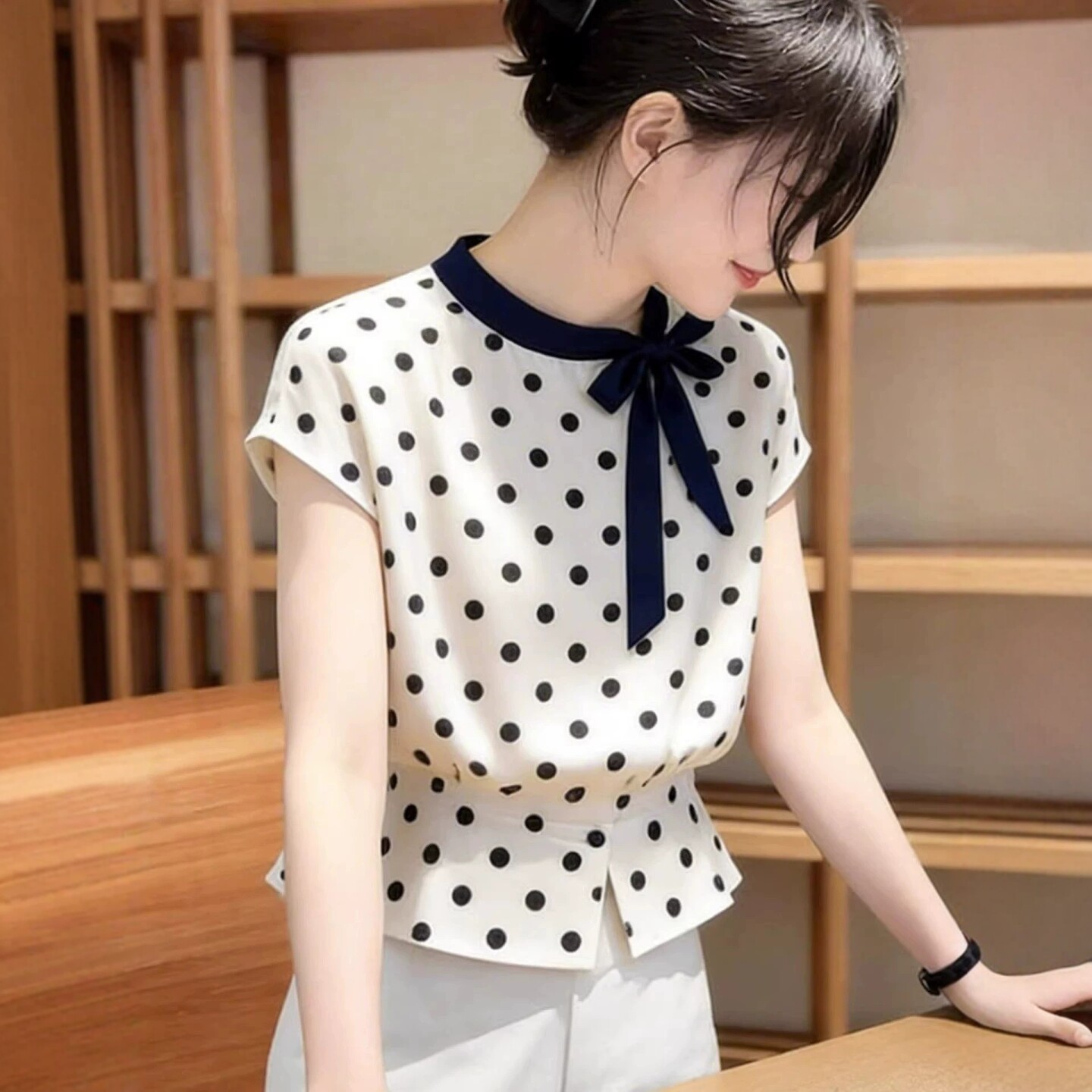 Áo sơ mi ngắn tay nữ họa tiết chấm bi nơ cổ điển, kiểu Hàn Quốc thời trang — Màu ảnh chi tiết 2