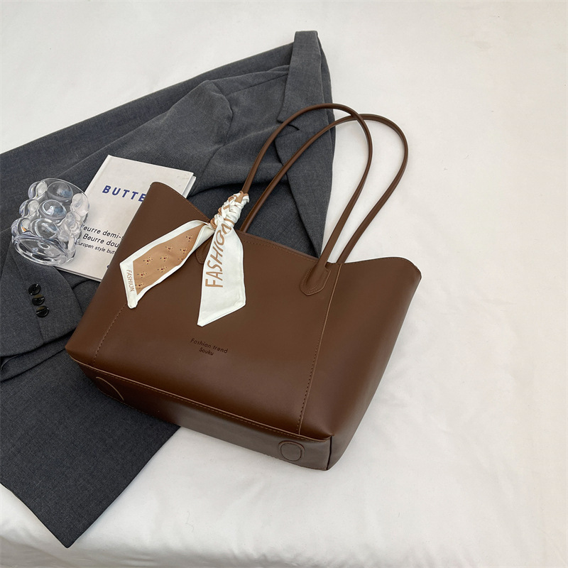Bolsa de viaje transfronteriza de gran capacidad para mujeres 2025 nueva moda universal simple bolso de hombro axilar