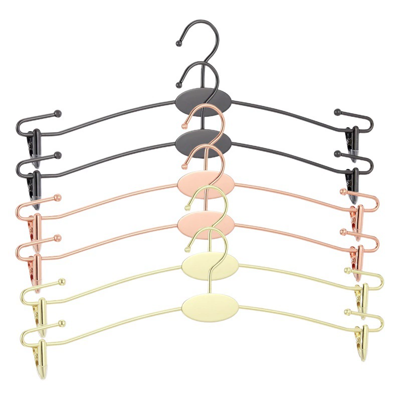 Металлическая вешалка для одежды и нижнего белья в скандинавском стиле для использования в магазинах, с противоскользящими зажимами для брюк и выгравированным логотипом на подставке для хранения.