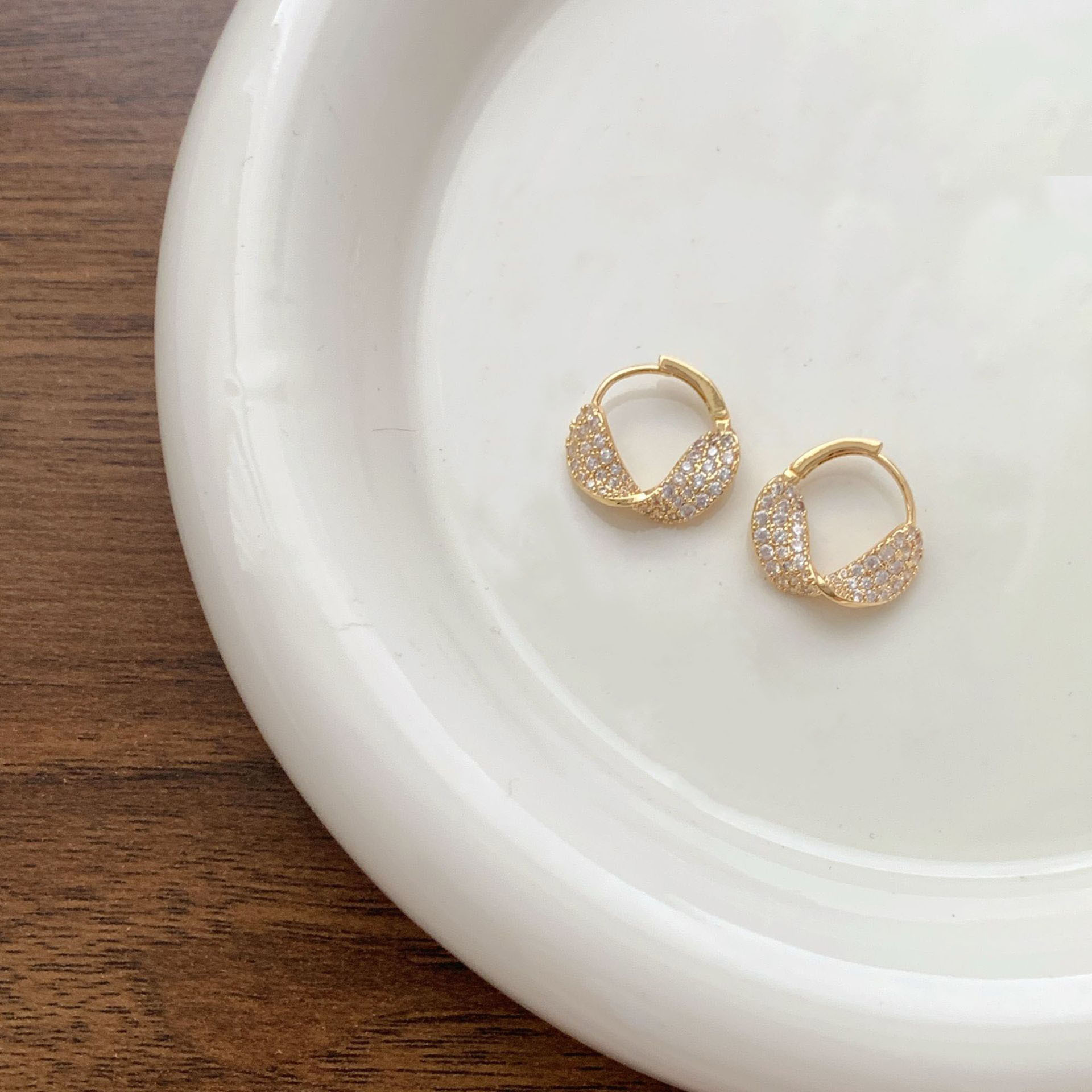 Personalidad europea y americana flash torsión perfiles ligeros de lujo diseño de diamante completo sensación de alto nivel temperamento simple pendientes de orejas para mujeres
