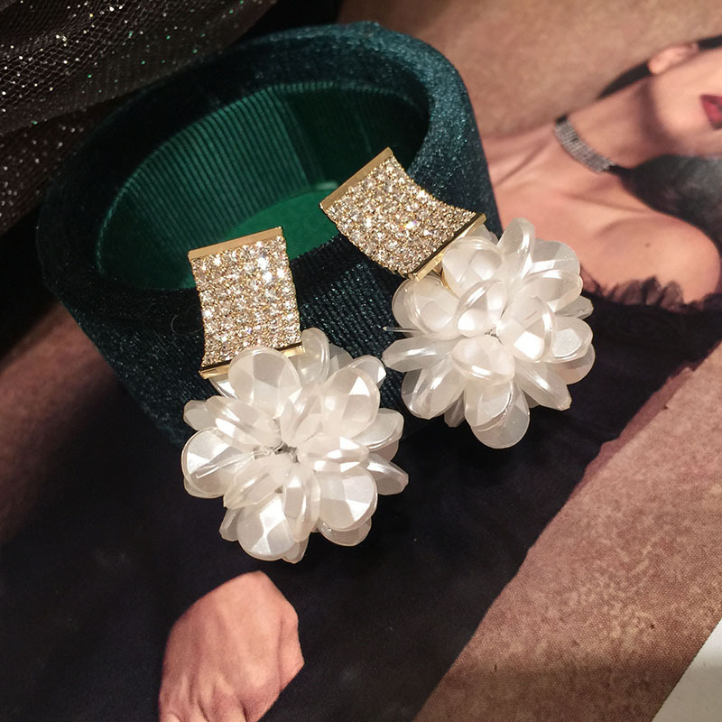 Pendientes De Flores Blancas De Resina De Diamantes De Moda display picture 5