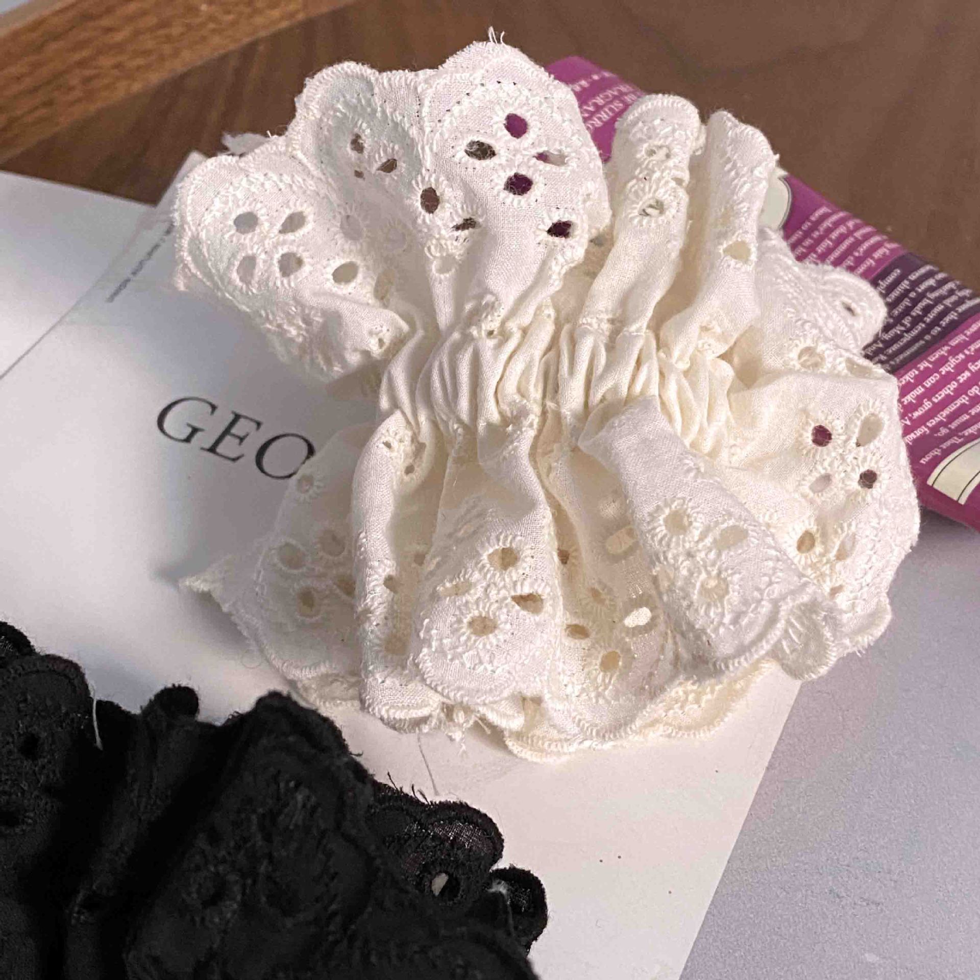 Zhao Lusi same style lace hair band White Hollow lace retro light luxury high-grade sense of atmosphere large intestine ring hair accessories