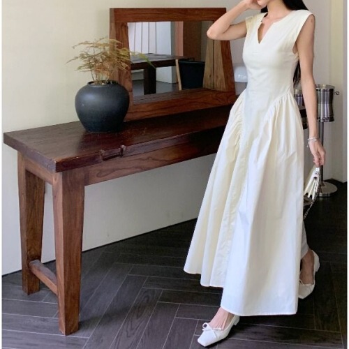 Elegant White Chic Sleeveless Tank Dress for 2025 Summer: French-Style Defined Waistline, Slimming A-Line Design, Trendy Long Gown