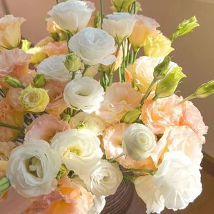 Direct Shipment from Kunming, Yunnan Base: Lisianthus and Gentian Flowers, Real Fresh Cut Flowers, Mixed Bouquet Wholesale for New Year's Eve Flowers