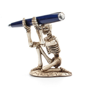 Creative desktop small skull pen holder stationery storage rack pen holder resin small ornaments bathroom Shaver storage rack