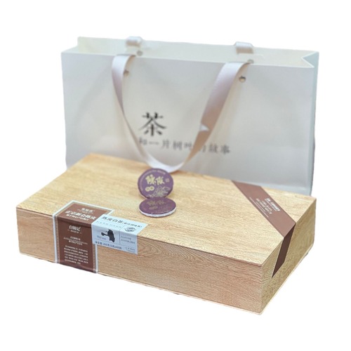 Fuding White Tea 2014 Old White Tea Compressed Gongmei Small Square Pieces 180g per piece, gift box with flip lid