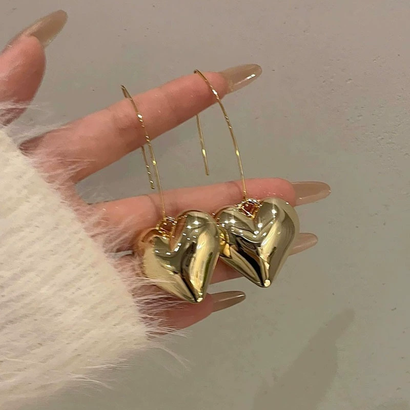 Европейские и американские модные нишевые элегантные высококачественные геометрические серьги для женщин с преувеличенными металлическими сердечками, длинные серьги-крючки для ушей