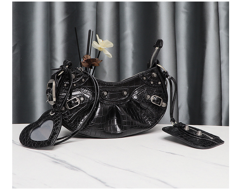 Bolso de locomotora de remache Le Cagole de alta calidad dulce y fresco chica caliente tres en uno bolso de media luna plisado de cuero bolso de axila