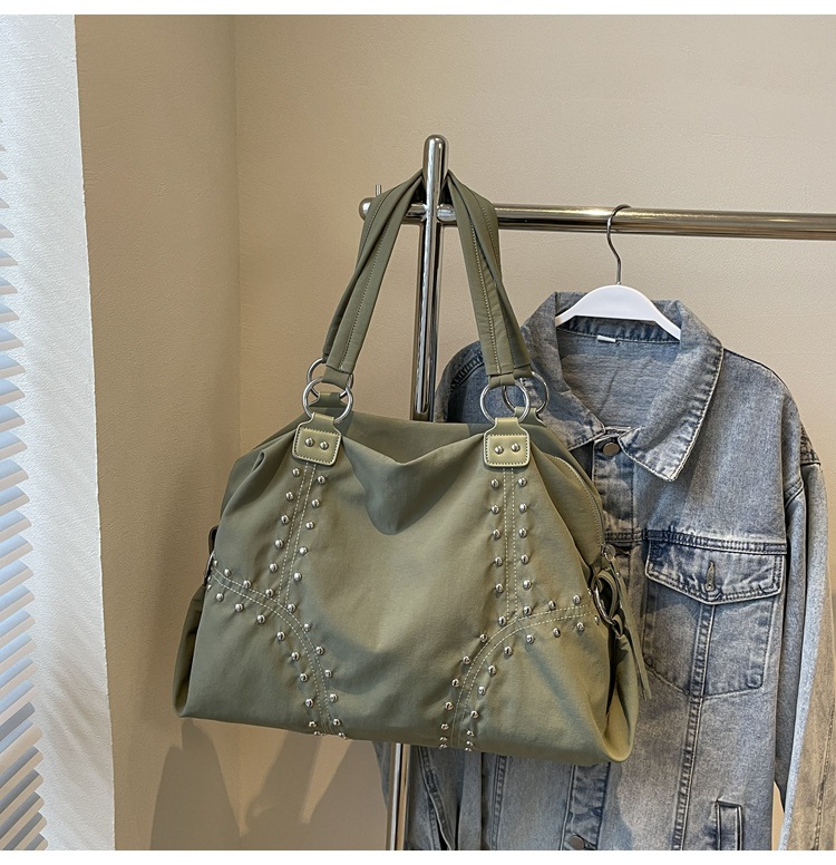 Bolsa de gran capacidad para mujeres 2024 nueva bolsa de hombro casual texturizada bolso de remaches ligero bolso de soporte de viento lento