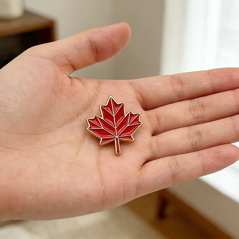 Broche drapeau feuille d'érable du canada, émail rouge pin_voghion.com